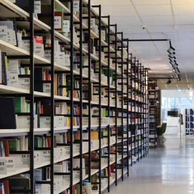 MONTAGE DES REGALS IM UNTERNEHMEN
